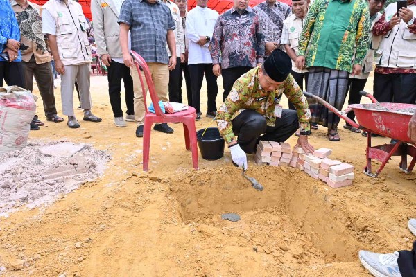 Bupati Bengkalis Letakkan Batu Pertama Masjid Al-Faruq Pematang Pudu