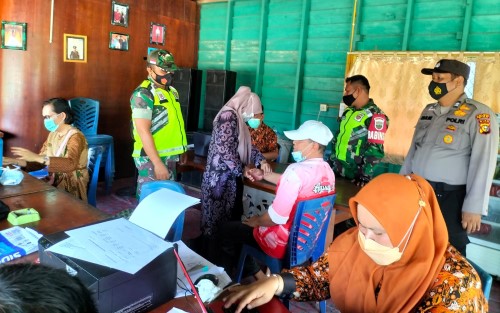 Polsek Sungai Apit Gelar Vaksinasi bagi Pengguna Jalan