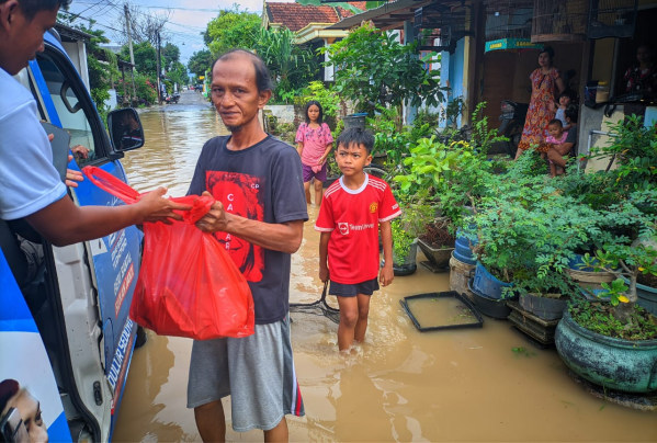 Simpatisan Ibas di Ponorogo Sambangi Korban Bencana Banjir