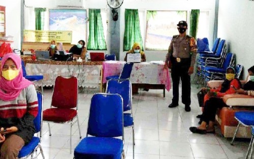 Bhabinkamtibmas Polsek Sungai Apit Pantau Vaksinasi Covid-19 