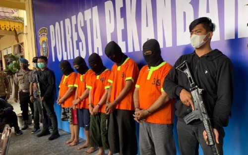 5 Orang Pemalsu Hasil Tes PCR Ditangkap di Bandara Pekanbaru 