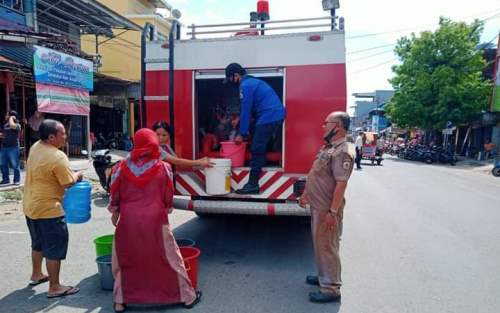 Pemko Gunungsitoli Distribusikan Air Bersih ke Warga