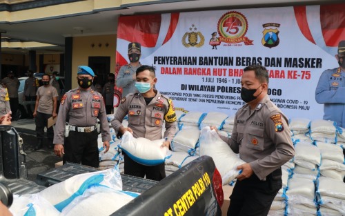 Jelang HUT Bhayangkara, Polres Ponorogo Bagikan Beras dan Masker