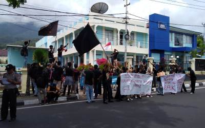Mahasiswa Tolak Reklamasi Pantai Kota Ternate