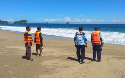 2 Wisatawan Hilang Ditelan Ombak Saat Berenang