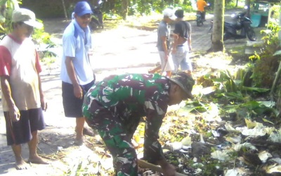 Ini yang Dikerjakan Babinsa Serka Sutopo Bersama Warga 