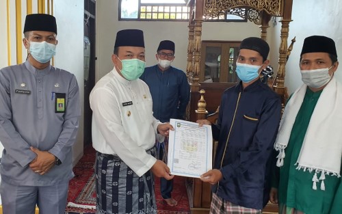 Wabup Siak Husni Serahkan IMB Masjid Alfurqon Kwalian