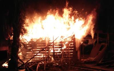 Puluhan Emak-Emak Di Desa Batas Bakar Warung Remang-Remang