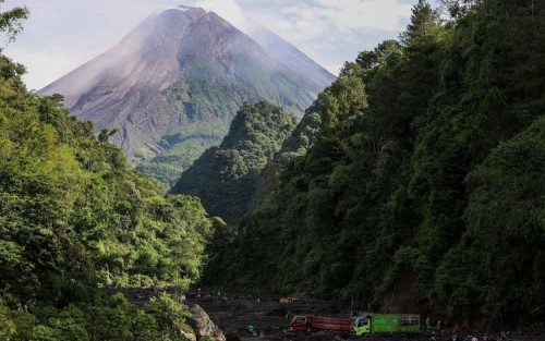 Merapi Keluarkan Awan Panas Setinggi 2.800 Meter 