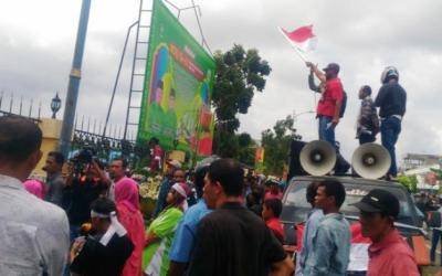 Massa SMKB Soroti Kepemimpinan Amril di Lapangan Tugu