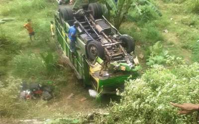 Lepas Kendali Truk Angkut Bekatul Terjun Bebas Ke Sungai