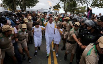 Estafet Obor Olimpiade Ricuh, Polisi Tembakkan Gas Air Mata