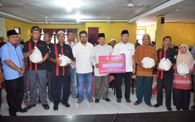Bupati Kampar Bagikan Sembako di 2 Kecamatan