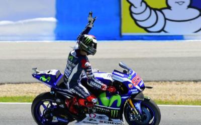 Lorenzo Finis di Depan Rossi, Marquez Terjatuh