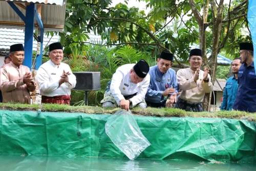 Wabup Siak Husni Merza Tebar Bibit Lele di Kampung Sawit Permai