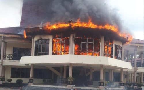 Gedung DPRD Inhu Terbakar, Api Menghanguskan Lantai II