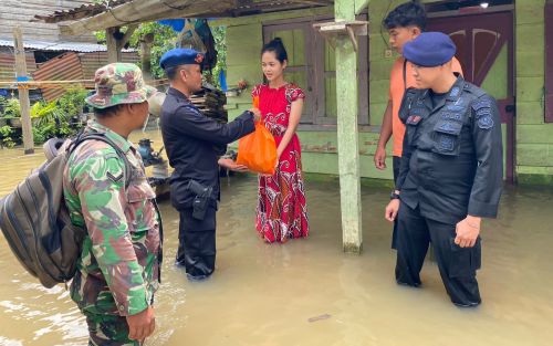 Korban Banjir Batang Gangsal Inhu Terima Bantuan TNI-Brimob Batalyon C