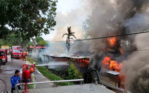 Diduga Kompor Gas Meledak, 6 Rumah Kontrakan di Pekanbaru Terbakar