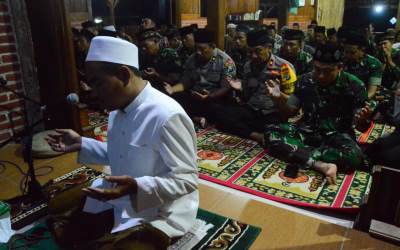 TNI dan Polri di Madiun Sholat Tahajud untuk Pemilu Aman