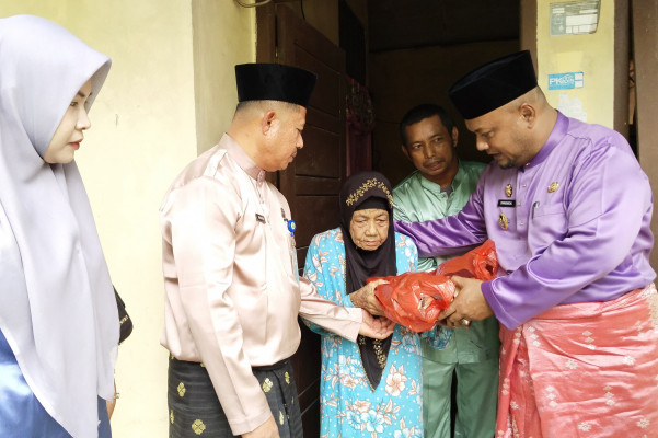 Jumat Bersedekah, Pemkab Siak Sentuh Warga yang Membutuhkan