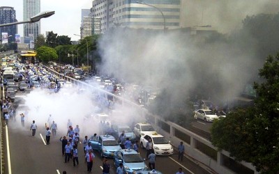 Sebelum Bentrok Sopir Taksi Bakar Bakar Ban Dijalan