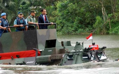 Jokowi Jajal Kehebatan Panser Anoa Amfibi Buatan Pindad