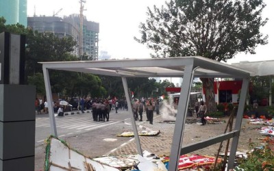 Massa Bertahan dan Batu Berserakan ke Gedung KPK