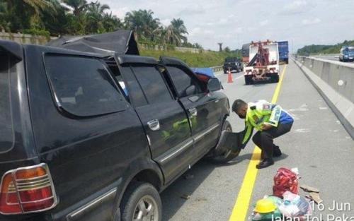 Minibus Vs Kontainer di Tol Pekanbaru-Dumai, 2 Orang Tewas