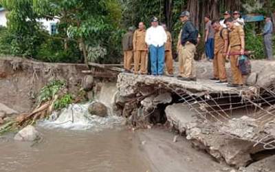 Bupati Samosir Tinjau Banjir Bandang di Holbung