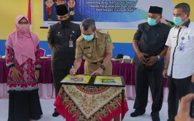 Hari Guru, SMAN 3 Sungai Apit Launching 2 Buku