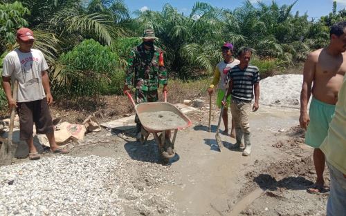 Babinsa Koramil 09/Langgam Ikut Goro Buat Drainase