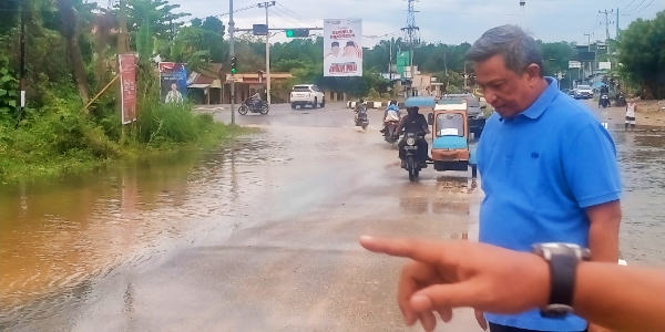 Calon Bupati Rohul Anton, ST., MM Pantau Banjir di Simpang Jalan Lingkar Km 4