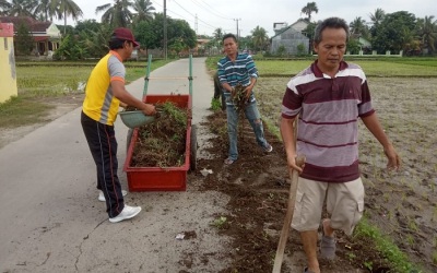 TNI-Polri Gotong Royong Bersama Warga Rajeg