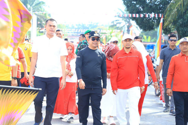 Jalan Santai di Sontang Rohul, Kades Bagikan 3 Ton Minyak Goreng