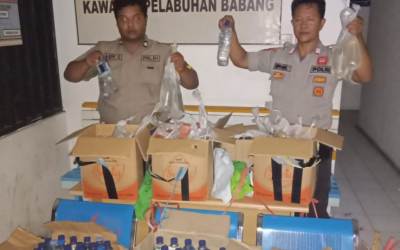 Ratusan Minuman Keras di Sita Polisi dari KMP Pulau Sagori