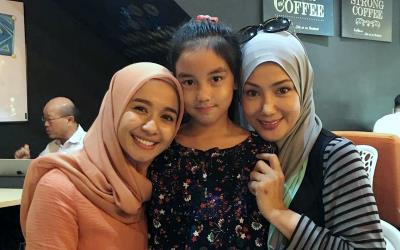 Keakraban Laudya dengan Mantan Istri Engku Bikin Haru