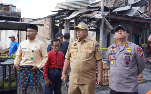 Kunjungi Korban Kebakaran 15 Ruko, Bupati Alfedri Turut Perihatin dan Beri Bantuan