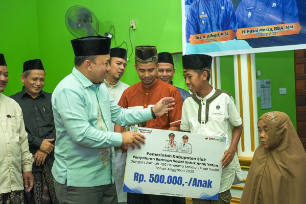 Husni Merza Serahkan Santunan Anak Yatim dan Paket Ramadan di Pusako