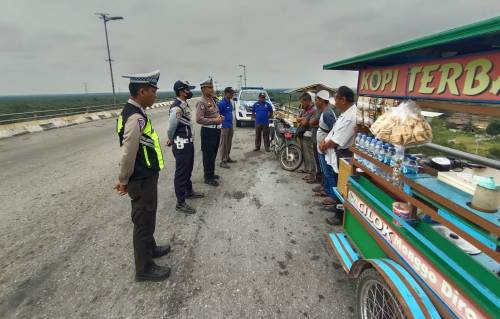 Pedagang Liar di Jembatan Maredan Perawang di Tertibkan