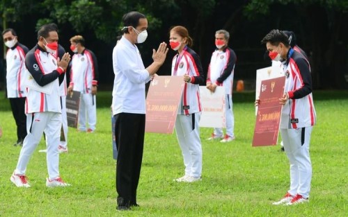 Jokowi Serahkan Bonus Rp 5,5 Miliar ke Greysia/Apriyani