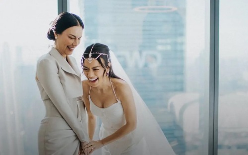 Penampilan Sophia Latjuba di Pernikahan Eva Celia Curi Perhatian