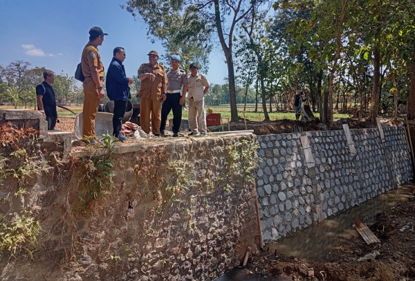 Anggota Komisi D DPRD Jatim Sidak Proyek Penahan Dinding Dam Tempuran
