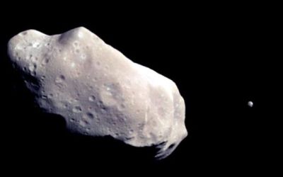 Asteroid Sebesar Tiga Kali Lapangan Bola Lintasi Bumi