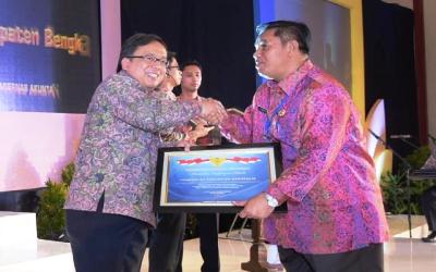 Ahmad Syah Terima Piagam dari Menkeu