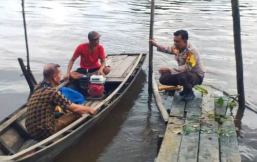 Personel Polres Siak Datangi Nelayan Kampung Tualang