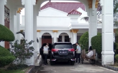 KPK Bawa Barang Bukti dari Rumah Dinas Bupati Bengkalis