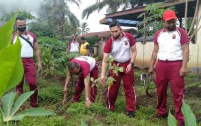 Kapolres Tapsel Manfaatkan Lahan untuk Ketahanan Pangan