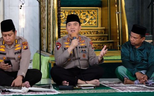 Kapolda Riau Dengarkan dan Respon Curhatan Jamaah Sholat Jumat