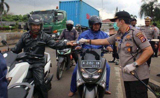 Polresta Tangerang Bagikan 1000 Sabun Batang di Jalan
