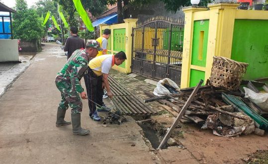 Polsek Panongan Kerja Bakti Sosialisasi Hidup Sehat